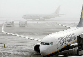 Un avi de Ryanair, aturat ahir per la neu a l'aeroport de Barajas. <br/>