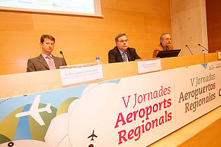 El director de l'aeroport de Girona, Llus Sala, al mig de la 
taula durant una de les ponncies de les Jornades.<br/>
